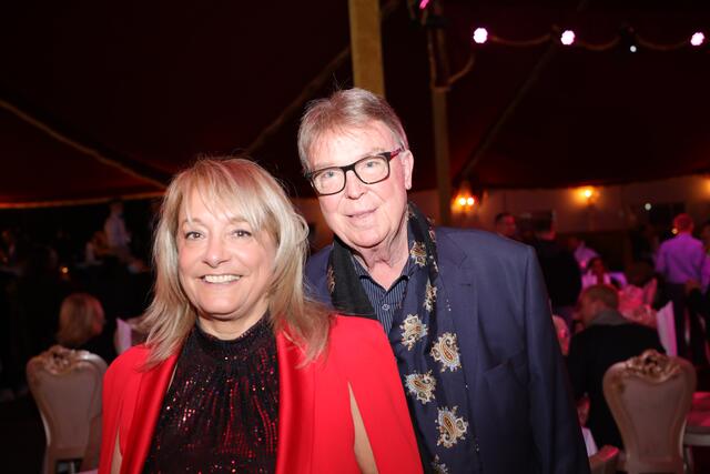 Nürnbergs Modelady Dominic Armbrüster („Herzog Braut- und Abendmode“) mit Ehemann Detlef. | Foto: Jürgen Friedrich