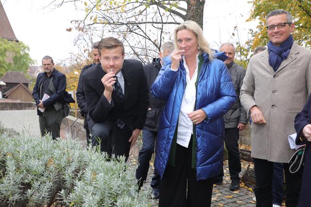 Oberbürgermeister Marcus König (l.) zeigte Bauministerin Kerstin Schreyer (Mitte) gemeinsam mit Mitgliedern des Stadtrates wo in Nürnberg die Mittel der Städtebauförderung umgesetzt wurden und stellte künftige Pläne vor.  | Foto: Jürgen Friedrich