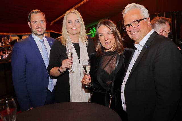 Premierengäste (v.l.) CSU-Landtagsabgeordneter Jochen Kohler mit Gattin Judith, Sylvia Rabitz mit Ehemann Andreas (Leiter der Mercedes-Benz-Niederlassung Nürnberg). | Foto: Jürgen Friedrich