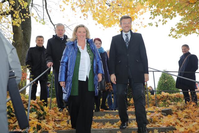 Oberbürgermeister Marcus König  zeigte Bauministerin Kerstin Schreyer gemeinsam mit Mitgliedern des Stadtrates wo in Nürnberg die Mittel der Städtebauförderung umgesetzt wurden und stellte künftige Pläne vor.  | Foto: Jürgen Friedrich