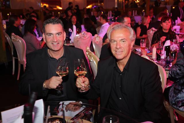 Auch die Nürnberger Kultgastronomen Alessandro Selce (links) und sein Schwager Luca Fratoni vom berühmten „Kon Tiki“ waren bei der Premiere dabei. | Foto: Jürgen Friedrich