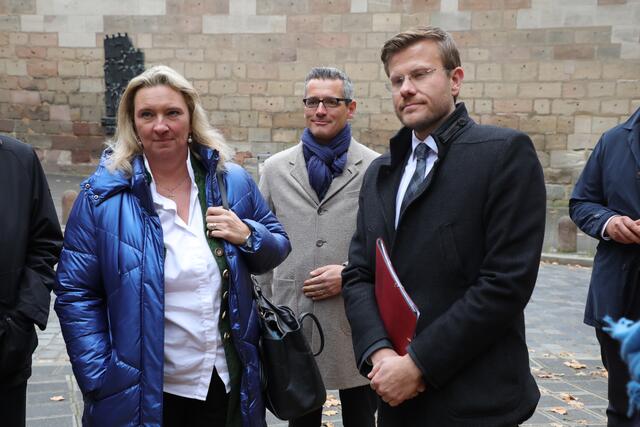 Stadtrundgang mit Oberbürgermeister Marcus König (r.), Bauministerin Kerstin Schreyer und Wirtschaftsreferent Dr. Michael Fraas (Mitte).  | Foto: Jürgen Friedrich