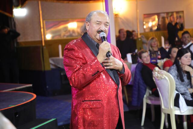 Singender Gastgeber: Marijan Berger begrüßt sein begeistertes Publikum. | Foto: Jürgen Friedrich