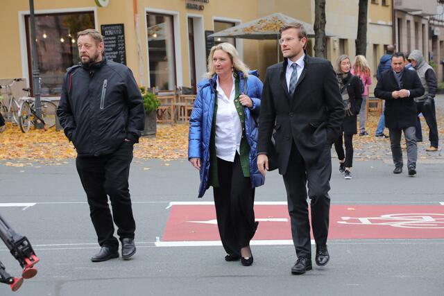 Oberbürgermeister Marcus König (l.) zeigte Bauministerin Kerstin Schreyer (Mitte) gemeinsam mit Mitgliedern des Stadtrates wo in Nürnberg die Mittel der Städtebauförderung umgesetzt wurden und stellte künftige Pläne vor.  | Foto: Jürgen Friedrich