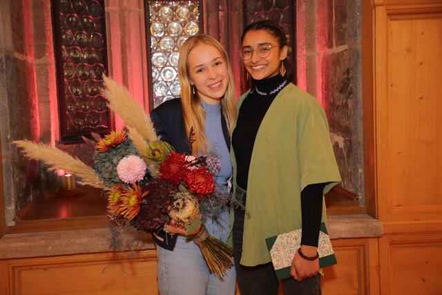 Teresa Windschall (l.) mit ihrer Vorgängerin im Christkind-Amt Benigna Munsi.  | Foto: Jürgen Friedrich