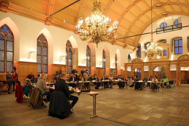 Die Christkind-Jury berät im Historischen Rathaussaal der Stadt Nürnberg.  | Foto: Jürgen Friedrich