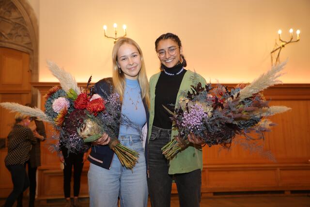 Teresa Windschall (l.) mit ihrer Vorgängerin im Christkind-Amt Benigna Munsi.  | Foto: Jürgen Friedrich