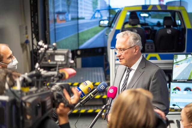 Innenminister Joachim Herrmann hat neue hochmoderne Fahr- und Rettungssimulatoren für die Polizeiausbildung vorgestellt: „Auch wenn im Einsatz höchste Eile geboten ist: Bei Einsatzfahrten hat die Sicherheit immer Vorrang!“ | Foto: Polizei Bayern