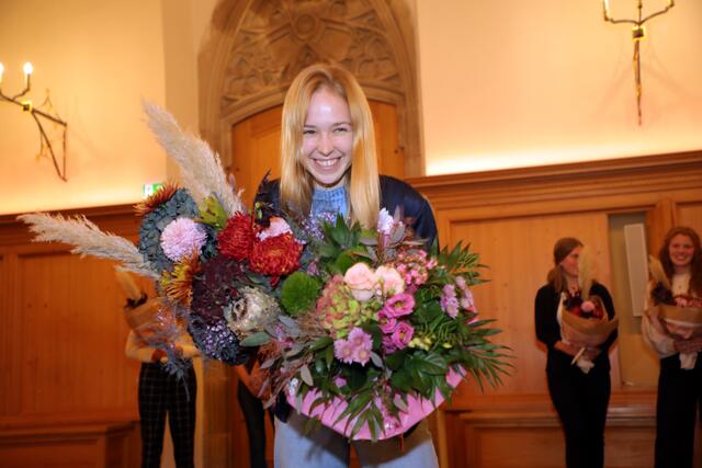 Die 17-jährige Teresa Windschall ist das neue Nürnberger Christkind für die Jahre 2021/2022.  | Foto: Jürgen Friedrich