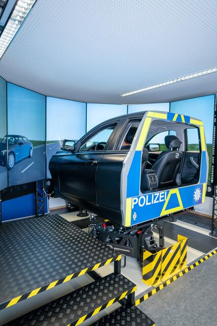Mit den Fahrsimulatoren können Polizeischüler gefahrlos realitätsnahe Einsatzfahrten üben.
 | Foto: Polizei Bayern