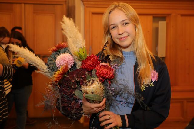 Die 17-jährige Teresa Windschall ist das neue Nürnberger Christkind für die Jahre 2021/2022.  | Foto: Jürgen Friedrich