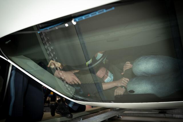 Mit speziellen Rettungssimulatoren kann die Rettung der Insassen nach einem Pkw-Überschlag trainiert werden. | Foto: Polizei Bayern