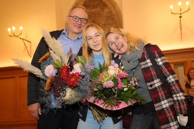 Das frisch gebackene Nürnberger Christkind mit ihren Eltern  Barbara Windschall und Reinhard Stahl.  | Foto: Jürgen Friedrich