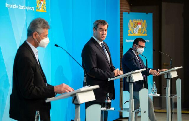 Michael Piazolo (l-r), Markus Söder und Klaus Holetschek geben nach der Sitzung des bayerischen Kabinetts eine Pressekonferenz.