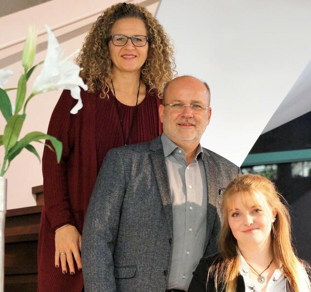 Freuen sich auf ihre Kundinnen und Kunden (v.l.) Claudia Rühlow Verkaufsberatung, Thomas Rühlow Filialleitung und Anne Reck Verkaufsberatung.