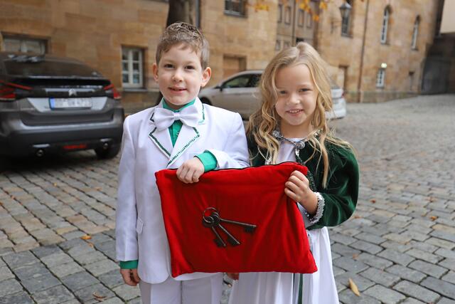 Das Kinderprinzenpaar der Treuen Husaren, Sophia I und Julian I., würden gerne Fasching feiern.  | Foto: Ebersberger
