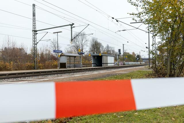 Ansicht vom Bahnhof, an dem ein 27-Jähriger nach einem Messerangriff in einem ICE festgenommen wurde.  | Foto: Daniel Karmann/dpa/Archiv