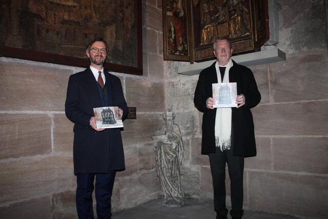 Welche besondere Geschichte steht hinter der Gipsfigur des biblischen Noah mit der Arche ? Die Antwort gibt es in Reimform im neuen Buch, das von Dr. Martin Brons (l.) und Christian Schmidt im Rahmen der Vorstellung in der Sebalduskirche präsentiert worden ist.
