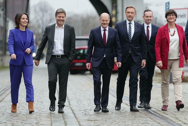 Annalena Baerbock, Robert Habeck, Olaf Scholz, Christian Lindner, Volker Wissing und Saskia Esken sind auf dem Weg zur Pressekonferenz, um den Koalitionsvertrag vorzustellen.