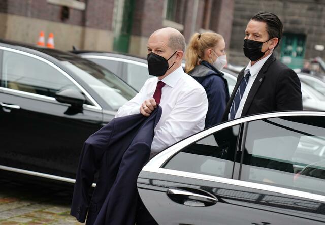 Olaf Scholz (l), SPD-Kanzlerkandidat und Bundesminister der Finanzen, kommt zur Vorstellung des Koalitionsvertrags im Westhafen an.