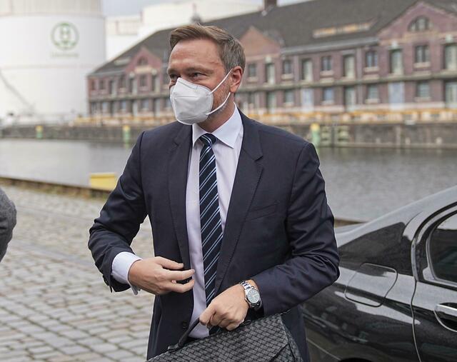 Christian Lindner, Parteivorsitzender der FDP, bei seiner Ankunft am Westhafen.