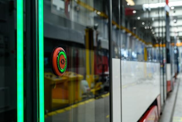 Die Bilder vom ersten Zug sind beim Verladen im Siemens-Werk in Serbien entstanden. | Foto: Siemens Mobility