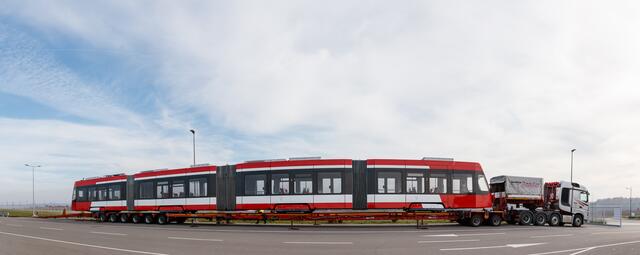 Die Bilder vom ersten Zug sind beim Verladen im Siemens-Werk in Serbien entstanden.