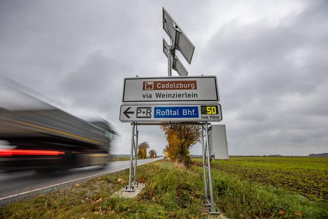 Der neue Anzeiger auf der B14 zeigt die freien Stellplätze am Bahnhof Roßtal in Echtzeit an.