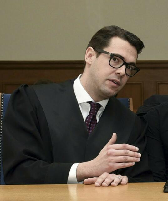 Strafverteidiger Maximilian Bär: "Mein Plädoyer ist eindeutig:
Lassen Sie sich impfen! Übernehmen Sie Verantwortung für sich selbst, ihre Mitmenschen und fürs Ganze. Das gilt für viele Bereiche, so muss z.B. unser Rechtssystem auch in der Pandemie laufen. Corona fordert uns als Gesellschaft heraus: Schaffen wir es, komplexe Probleme gemeinsam zu lösen? Ich glaube an unseren Gemeinsinn! Auf geht’s." | Foto: oh