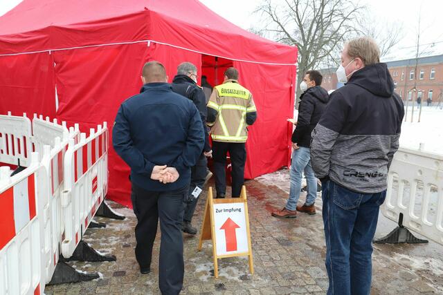 Erste Kontrolle, bevor es in die Halle geht. | Foto: Ebersberger/Stadt Fürth