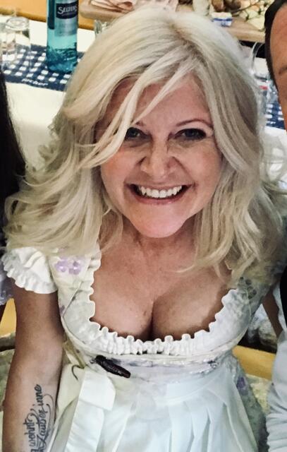 Nürnberger Dirndl-Designerin Marion Wörlein: „Nachdem ich viel mit Kunden zu tun habe, war es für mich keine Frage, dass ich mich sofort impfen lasse. Eine Selbstverständlichkeit, darüber diskutiere ich doch nicht lange! Wir können dankbar sein und uns glücklich schätzen, dass wir diese Möglichkeit haben.“ | Foto: Peter Maskow