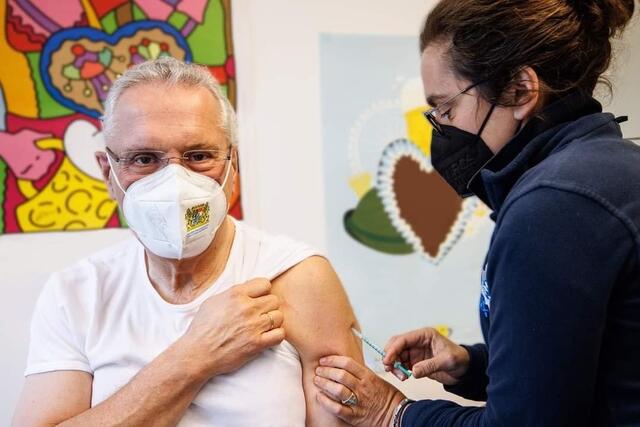 Bayerns Innenminister Joachim Herrmann: "Die Impfung ist der wichtigste Baustein im Kampf gegen die Corona-Pandemie. Sie schützen damit sich und andere. Ich bekam im Impfzentrum der Bayerischen Polizei auf der Münchner Theresienwiese meine Drittimpfung." | Foto: Joachim Herrmann/FB
