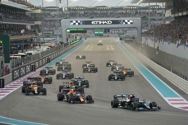 Nach dem Start lag Lewis Hamilton (vorn,r) noch in Führung.  | Foto: Hassan Ammar/AP/dpa