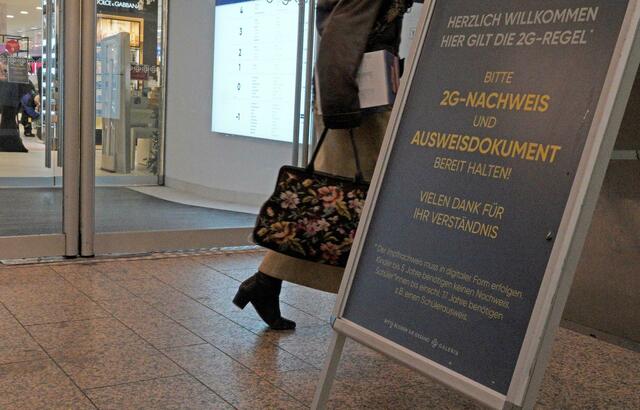 Der Handel fürchtet wegen der 2G-Regelung ums Weihnachtsgeschäft.  | Foto: Nicole Eyberger/dpa