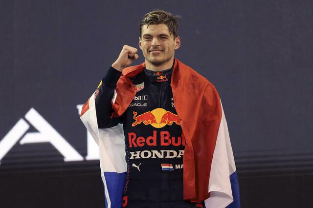 Max Verstappen aus den Niederlanden vom Team Red Bull jubelt über seinen Sieg in Abu Dhabi und den WM-Titel.  | Foto: Kamran Jebreili/AP POOL/dpa