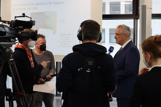 Die Vorstellung des statistischen Jahrbuchs weckt großes Medieninteresse. | Foto: Arthur Kreklau