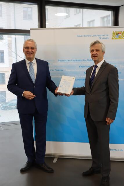 Innenminister Joachim Herrmann (links) und der Präsident des Landesamts Dr. Thomas Gößl stellen das statistische Jahrbuch für Bayern vor. | Foto: Arthur Kreklau
