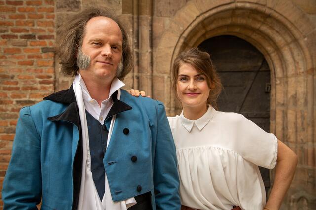 Kadda Gehret aus Ansbach erzählt die "Die Nürnberg Saga", auf dem Bild mit Andreas Schadt (Kommissar Sebastian Fleischer im Franken-Tatort) in der Rolle des Paul Wolfgang Merkel.   | Foto: © BR-Foto