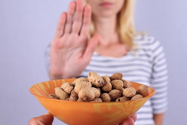 Der Verzehr von Erdnüssen kann für Allergiker gefährlich werden.