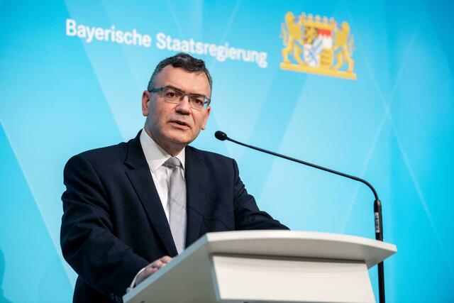 Dr. Florian Herrmann (CSU), Leiter der bayerischen Staatskanzlei, spricht auf einer Pressekonferenz.