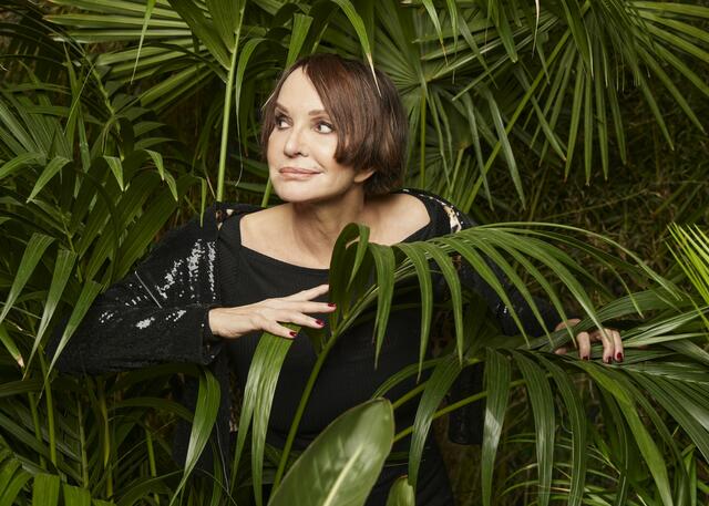 Anouschka Renzi (57), Schauspielerin: "Wenn ich sehr wenig schlafe und esse, könnte es sein, dass ich dünnhäutig werde." | Foto: © RTL