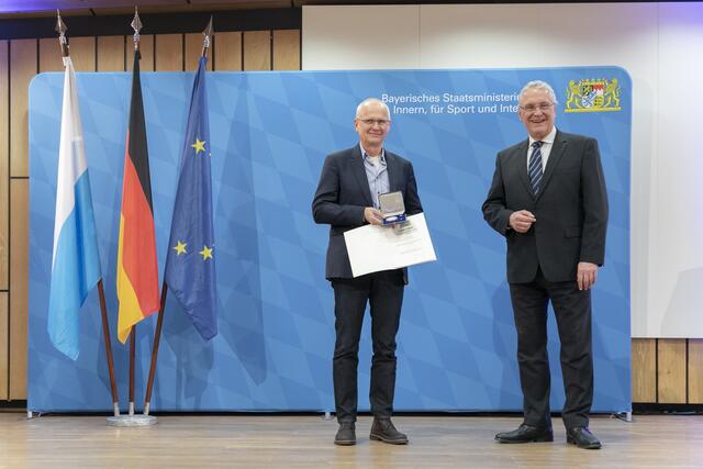 Dr. Klemens Gsell (l.) mit Bayerns Innenminister Joachim Herrmann.  | Foto: Giulia Iannicelli