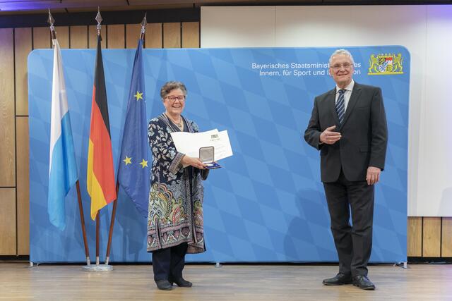 Gisela Niclas mit Bayerns Innenminister Joachim Herrmann.  | Foto: Giulia Iannicelli