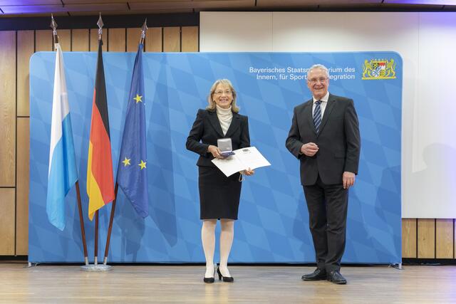 Renate Schroff mit Bayerns Innenminister Joachim Herrmann.  | Foto: Giulia Iannicelli