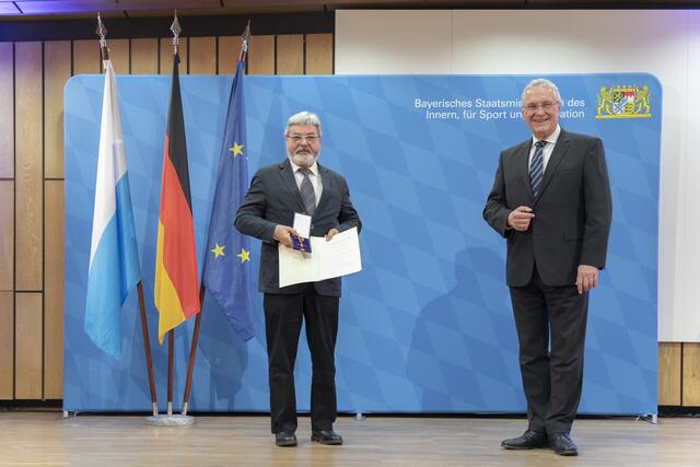Walter Billmann (l.) mit Bayerns Innenminister Joachim Herrmann.  | Foto: Giulia Iannicelli