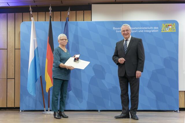 Monika Schmidt mit Bayerns Innenminister Joachim Herrmann.  | Foto: Giulia Iannicelli