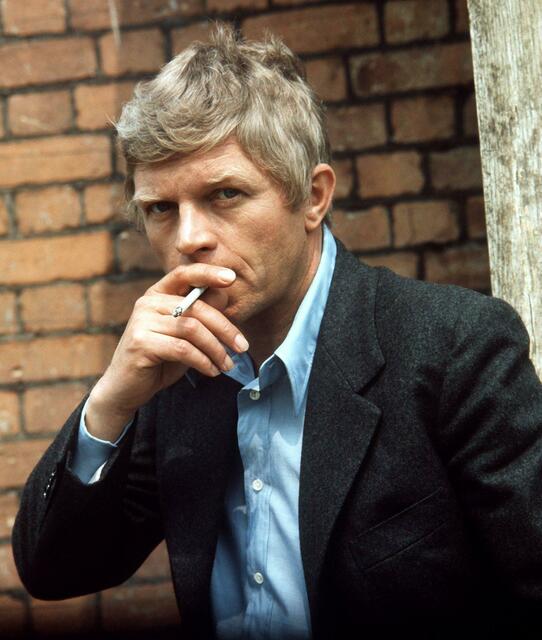Hardy Krüger im Durbridge-Krimi «Das Messer» (1971).  | Foto: Dieter Klar/dpa