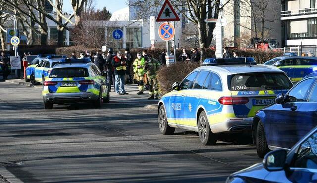 Die Polizei ist mit einem Großaufgebot auf dem Gelände der Heidelberger Universität. | Foto: R.Priebe//Pr-Video/dpa
