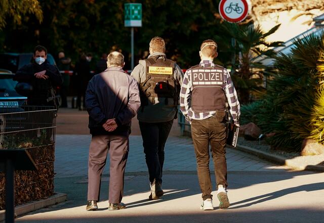 Inzwischen hat die Polizei Entwarnung gegeben. Der Schütze war Einzeltäter und ist tot. | Foto: Uwe Anspach/dpa