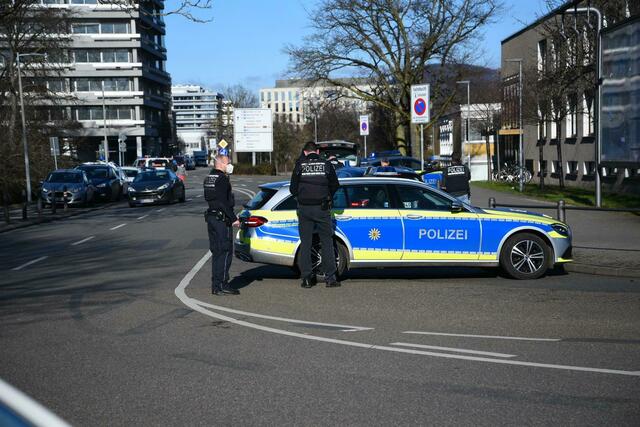 Ein Einzeltäter hat hier auf dem Gelände der Uni Heidelberg mit einer Schusswaffe mehrere Menschen verletzt.  | Foto: R.Priebe//Pr-Video/dpa